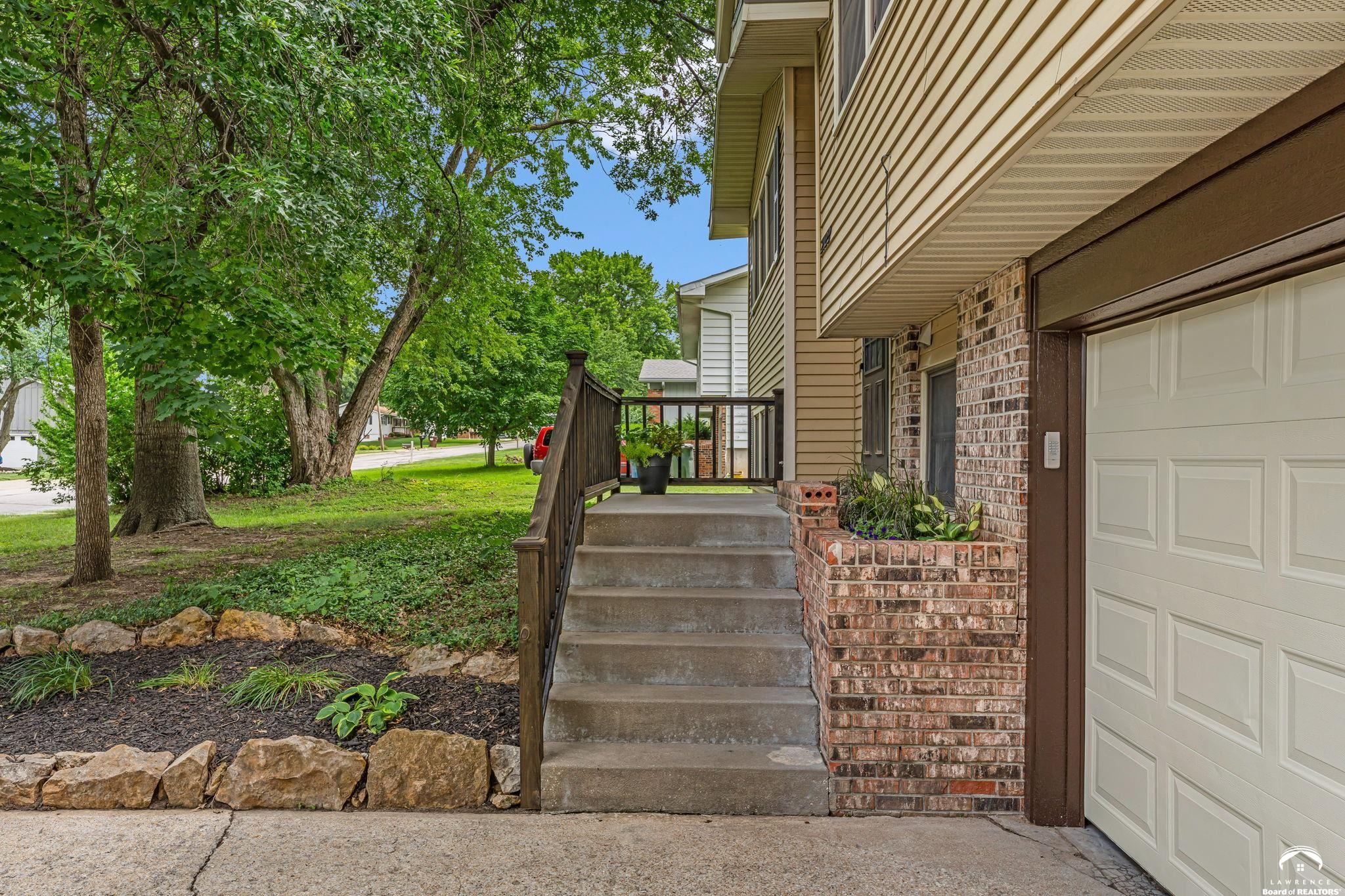 2122 Marvonne Road Lawrence, KS 66047 - Photo 3 of 45