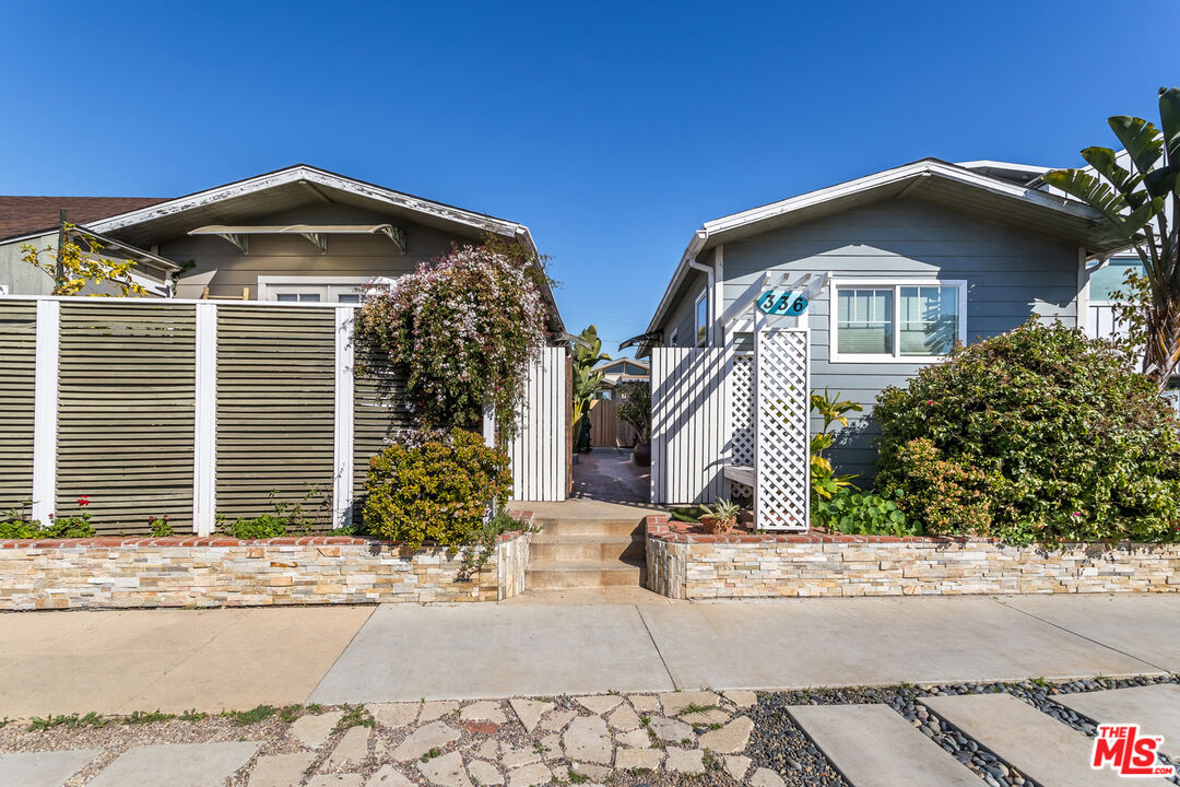336 Rennie Avenue, Unit C Venice, CA 90291 - Photo 2 of 23 a front view of a house with a yard
