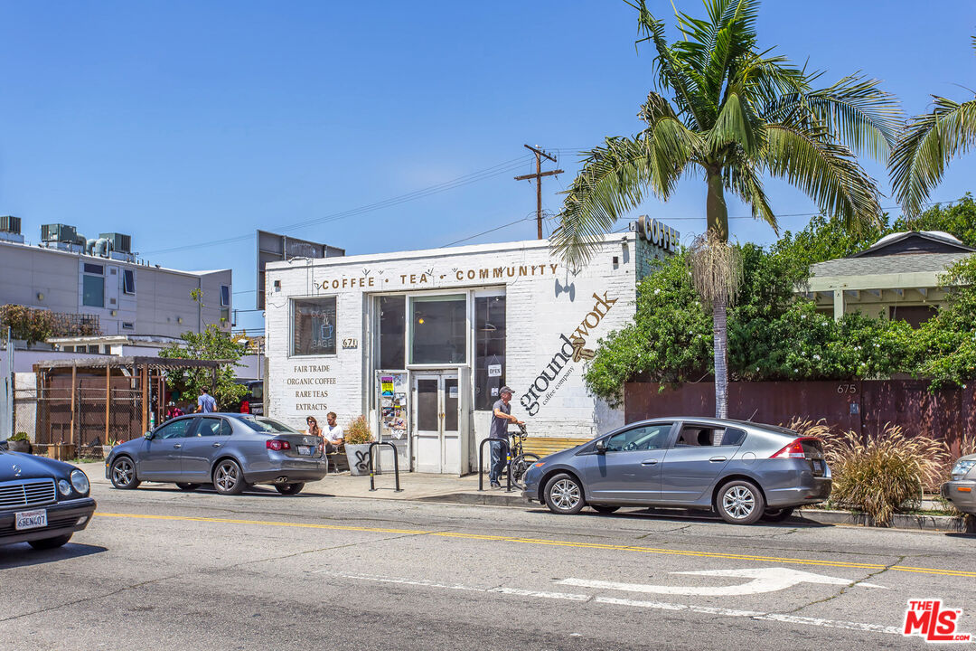 336 Rennie Avenue, Unit C Venice, CA 90291 - Photo 22 of 23 a car parked in front of a house