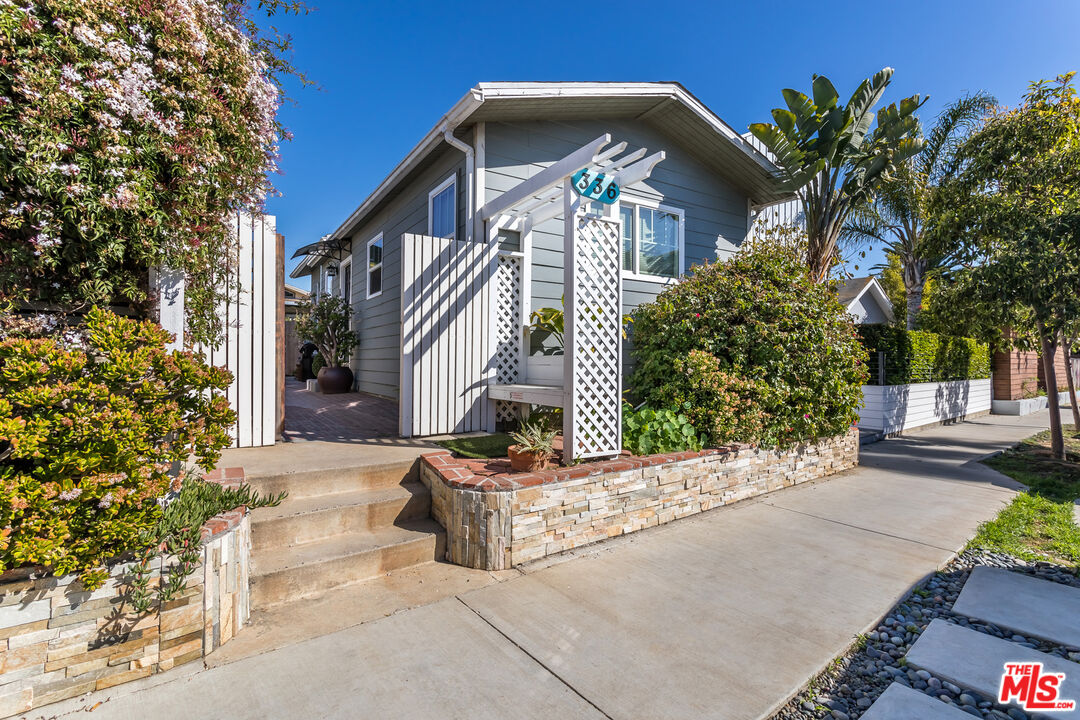 336 Rennie Avenue, Unit C Venice, CA 90291 - Photo 3 of 23 a front view of a house with a garden