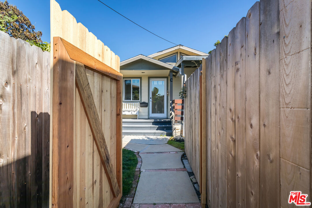 336 Rennie Avenue, Unit C Venice, CA 90291 - Photo 4 of 23 a view of a house with a porch