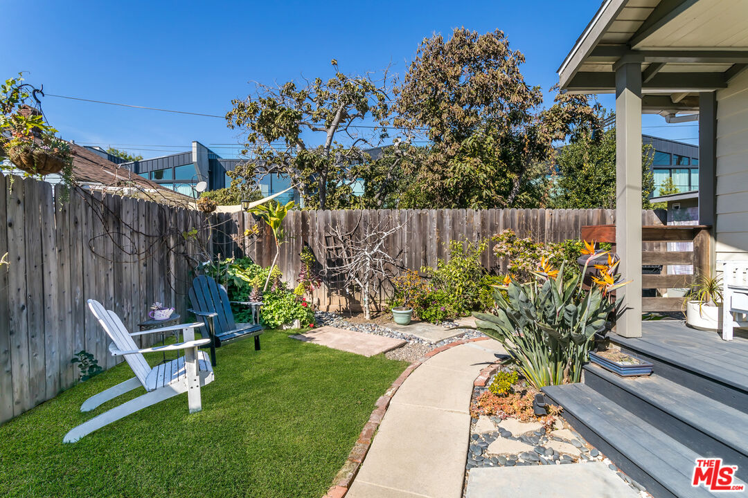 336 Rennie Avenue, Unit C Venice, CA 90291 - Photo 5 of 23 a garden view with a seating space