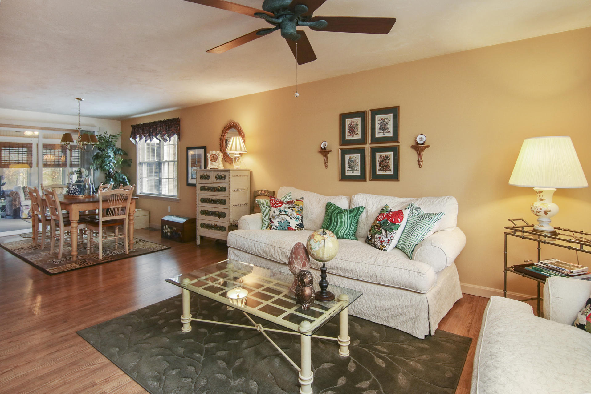 002-photo-living-room-7928576