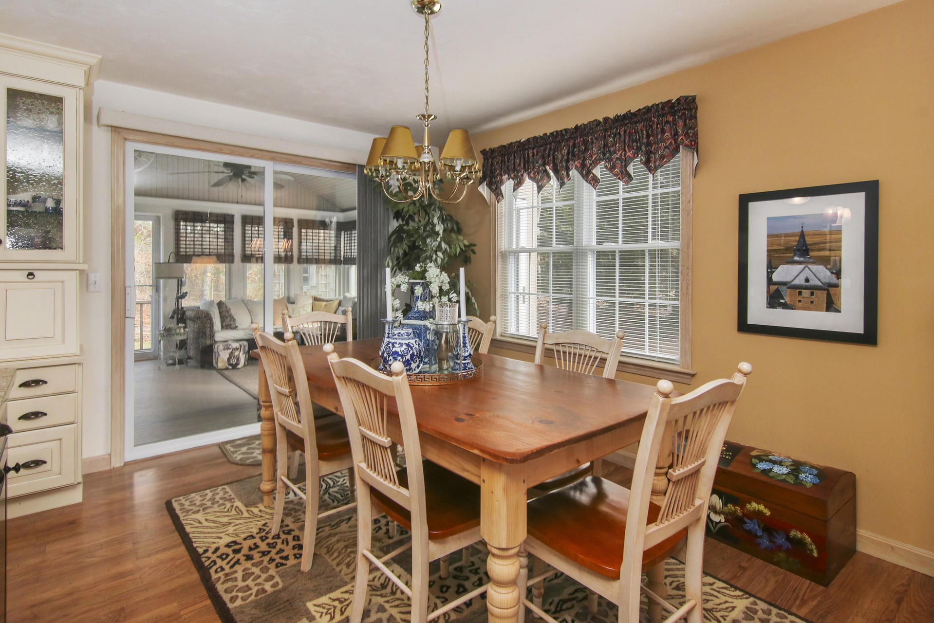 003-photo-dining-area-7928573