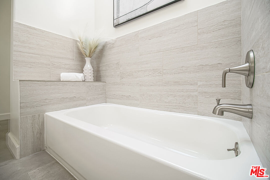 2950 South Bentley Avenue, Unit 3 Los Angeles, CA 90064 - Photo 24 of 32 a bathroom with a white bath tub and a sink