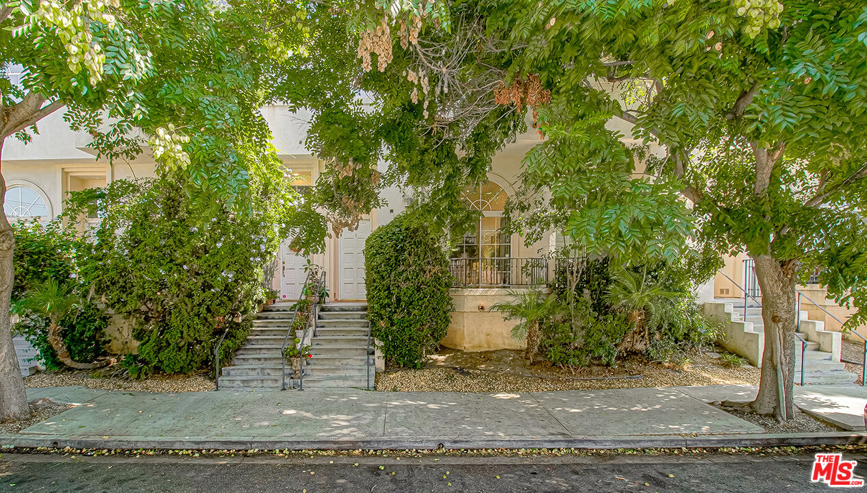 2950 South Bentley Avenue, Unit 3 Los Angeles, CA 90064 - Photo 31 of 32 a view of a house with a tree