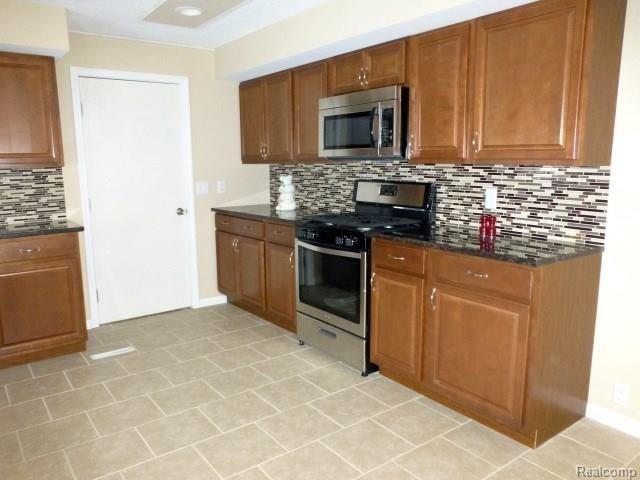 4240 Crocus Road Waterford, MI 48328 - Photo 5 of 19 CUSTOM KITCHEN W/STAINLESS APPLIANCES INC!