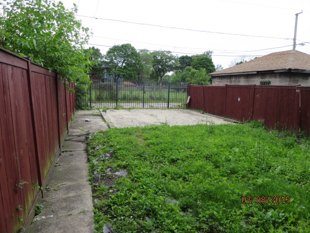 6006 South Carpenter Street Chicago, IL 60621 - Photo 14 of 15 a view of a backyard with plants
