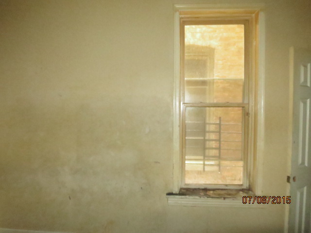6006 South Carpenter Street Chicago, IL 60621 - Photo 9 of 15 a bathroom with a window