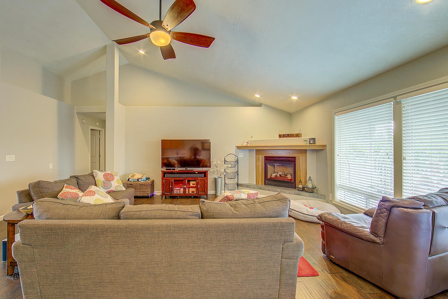 509 Ridgeway Avenue Central Point, OR 97502 - Photo 8 of 32 Living Room