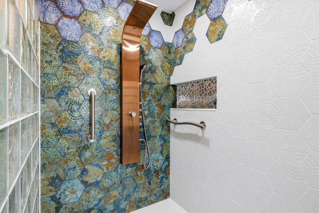 3496 3rd Place Vero Beach, FL 32968 - Photo 25 of 36 a bathroom with a shower