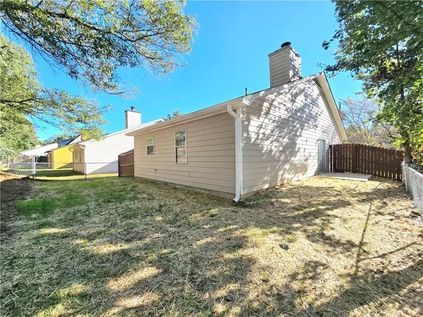 a view of a backyard