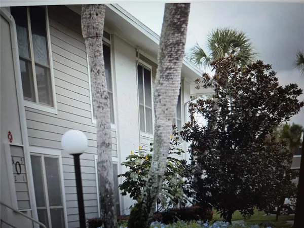 a view of a house with backyard and garden