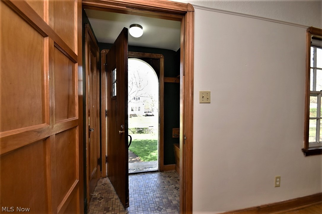 2503 Queenston Road Cleveland, OH 44118 - Photo 2 of 33 Gallery Image 2