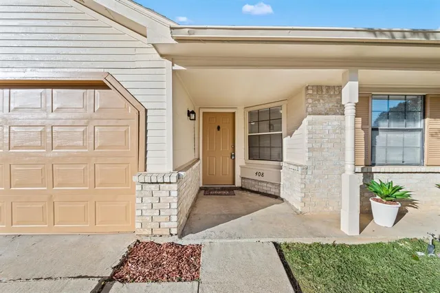 $294,500 | 408 Moss Hill Lane, Euless, TX 76039