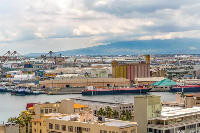 a view of a water fountain and a lot of buildings