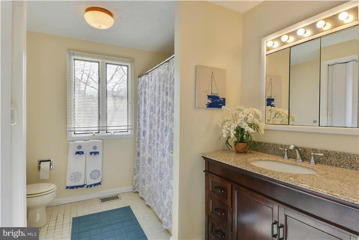1413 Tar Point Road Pasadena, MD 21122 - Photo 14 of 29 Bath