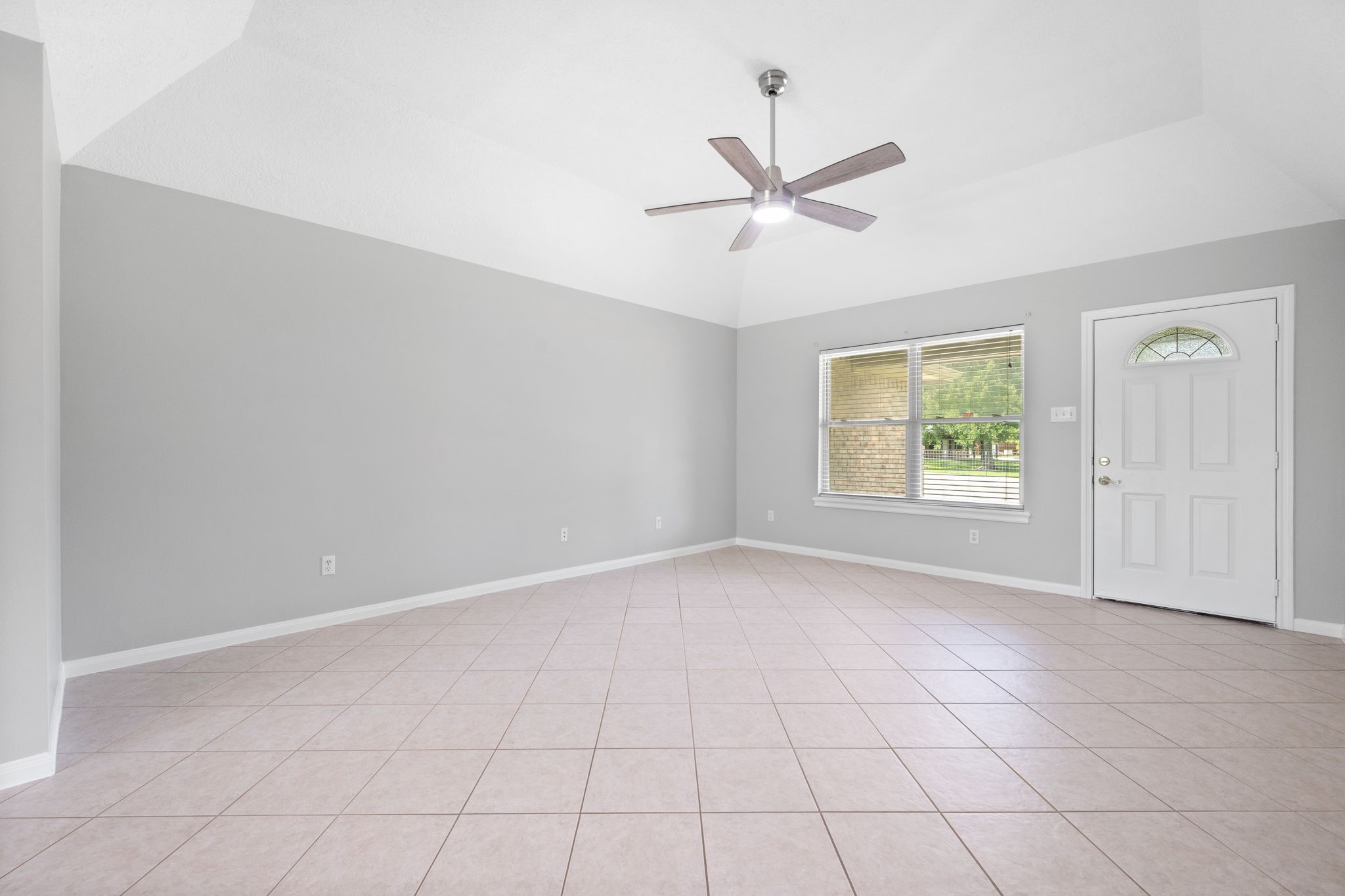 460 West Houston Street Highlands, TX 77562 - Photo 2 of 14