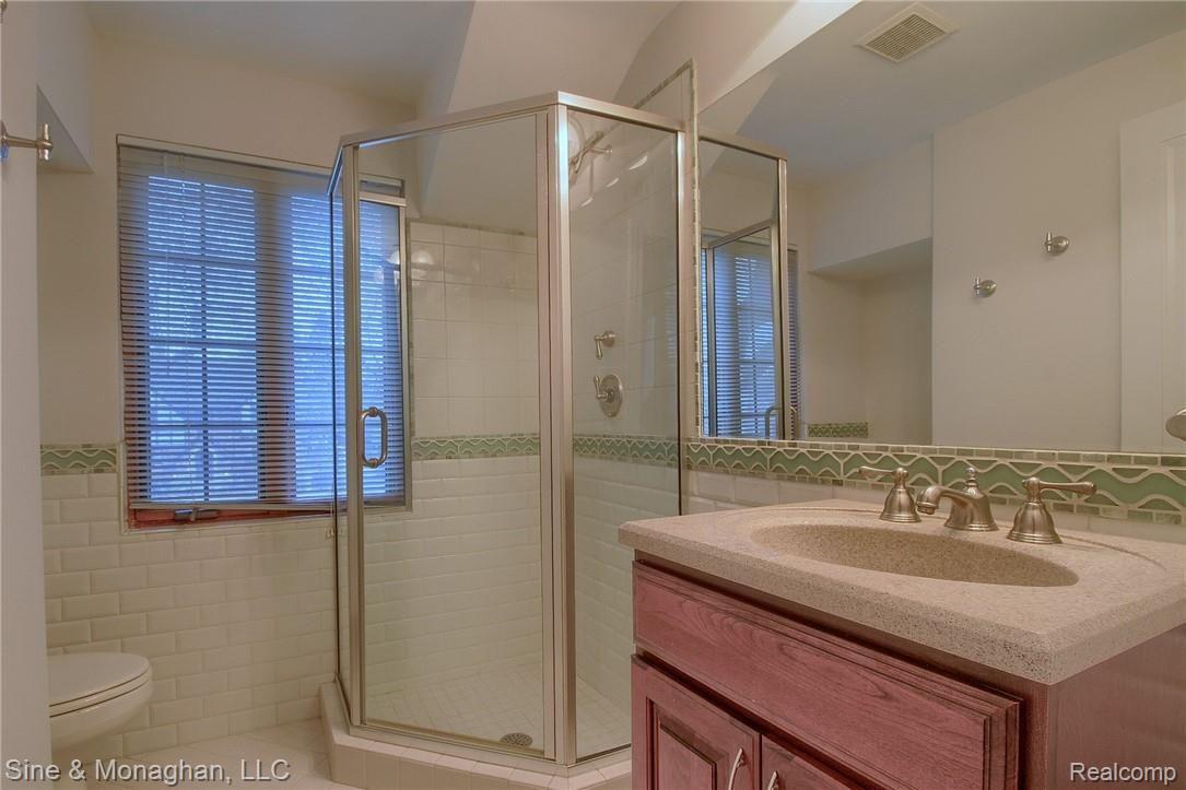 524 Barrington Road Grosse Pointe, MI 48230 - Photo 21 of 57 23-Bathroom.jpg