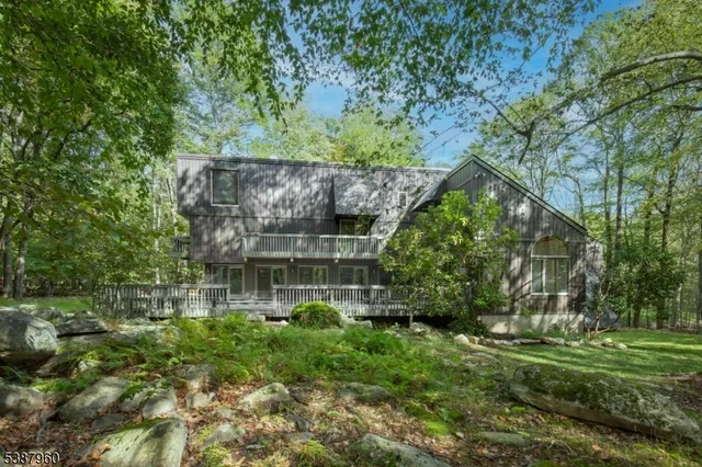 a view of a back yard