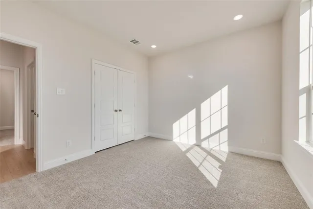an empty room with windows and pillars in it