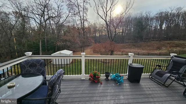 a view of a house with yard and garage