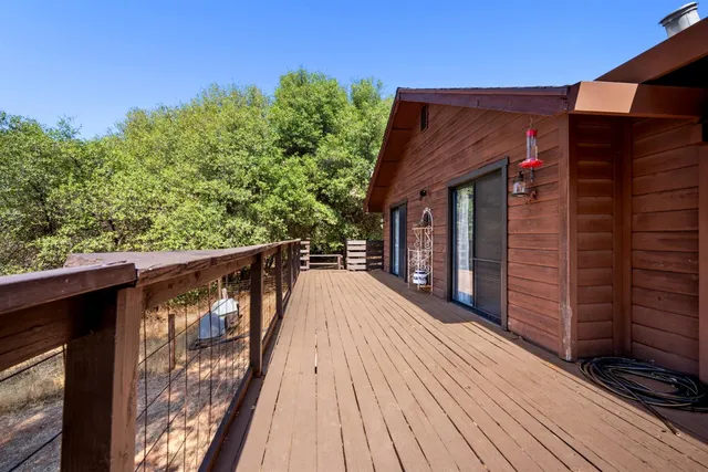 a view of a yard with a tree