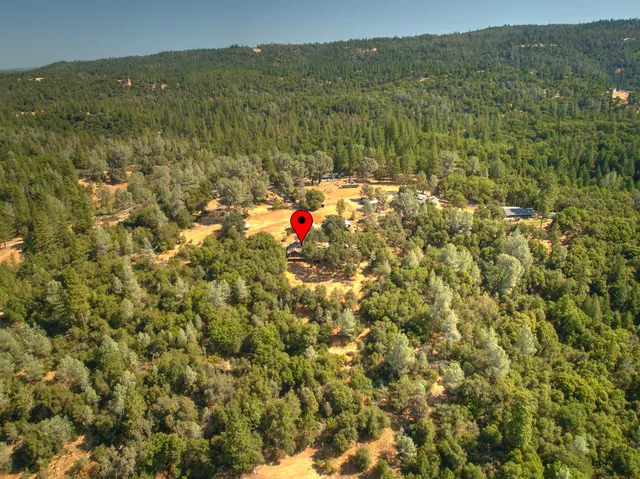 a view of a livingroom with furniture and a ceiling fan