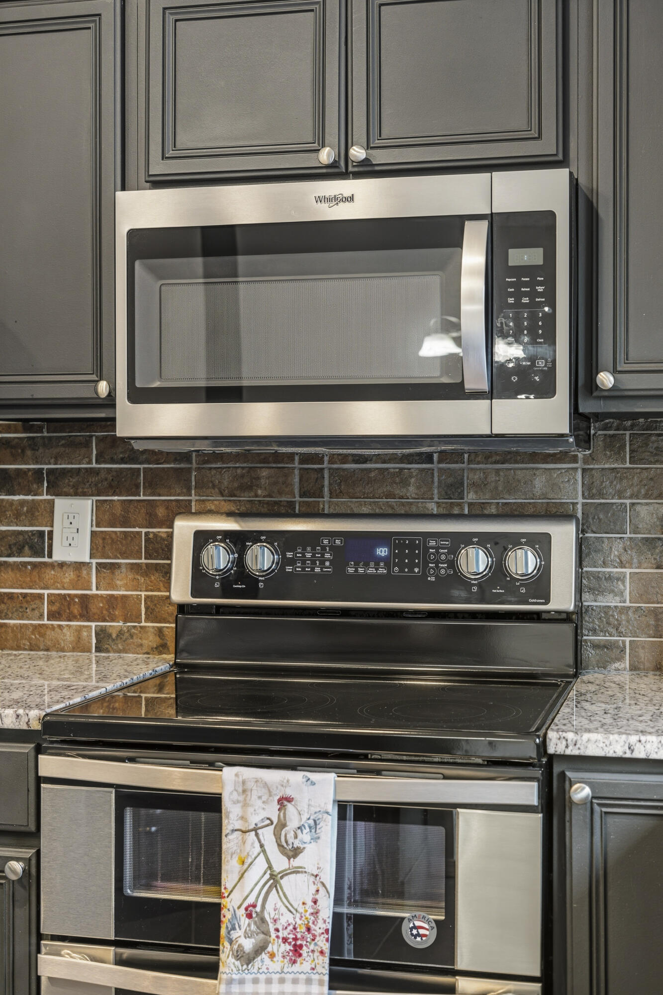 16050 Dick Road La Pine, OR 97739 - Photo 17 of 59 a stove top oven sitting inside of a kitchen
