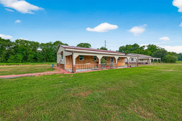 a view of a house with a backyard