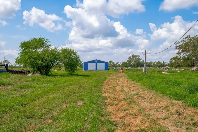 a picture of a glass building