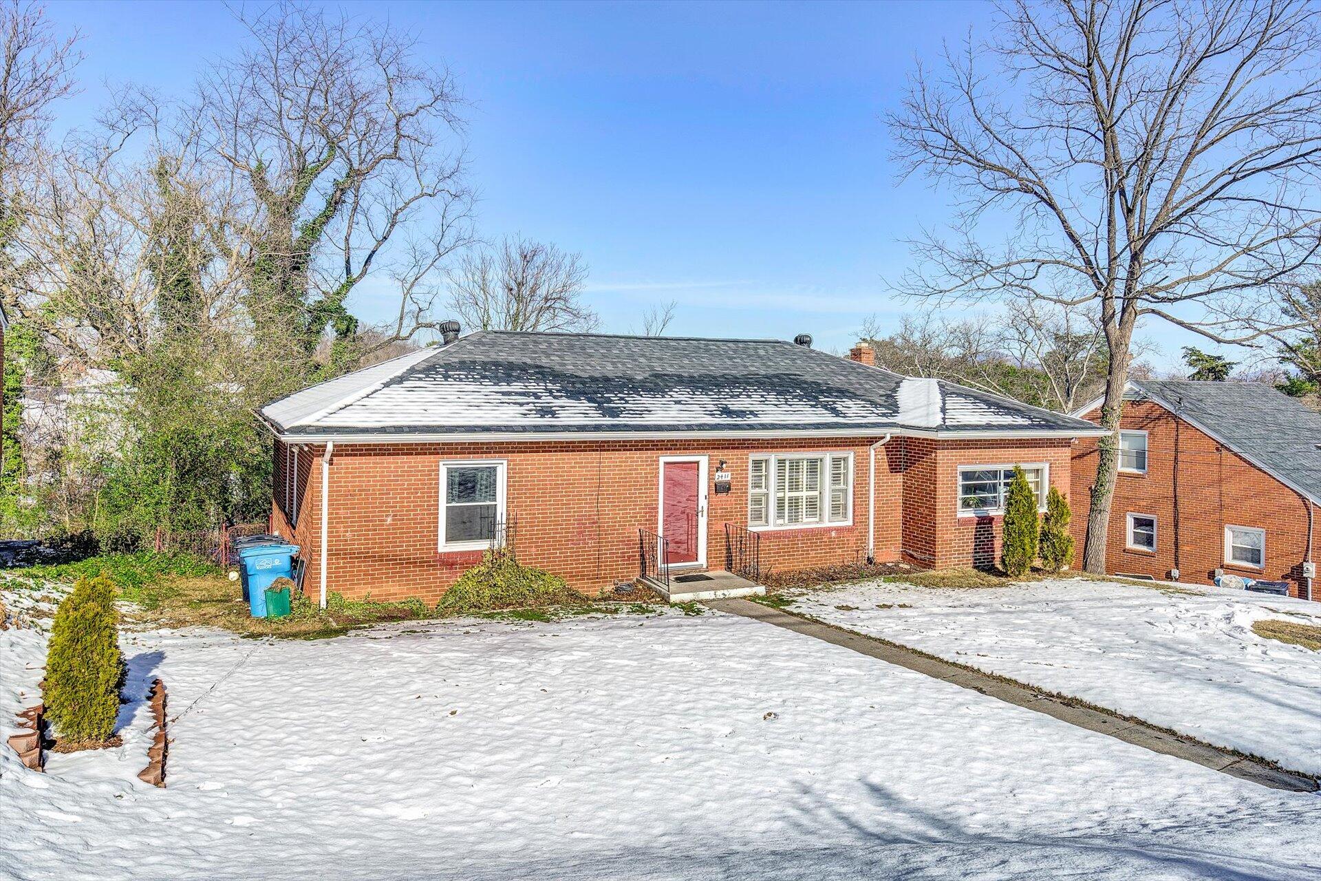 2411 Tillett Road Southwest Roanoke, VA 24015 - Photo 3 of 26 03-010420220024