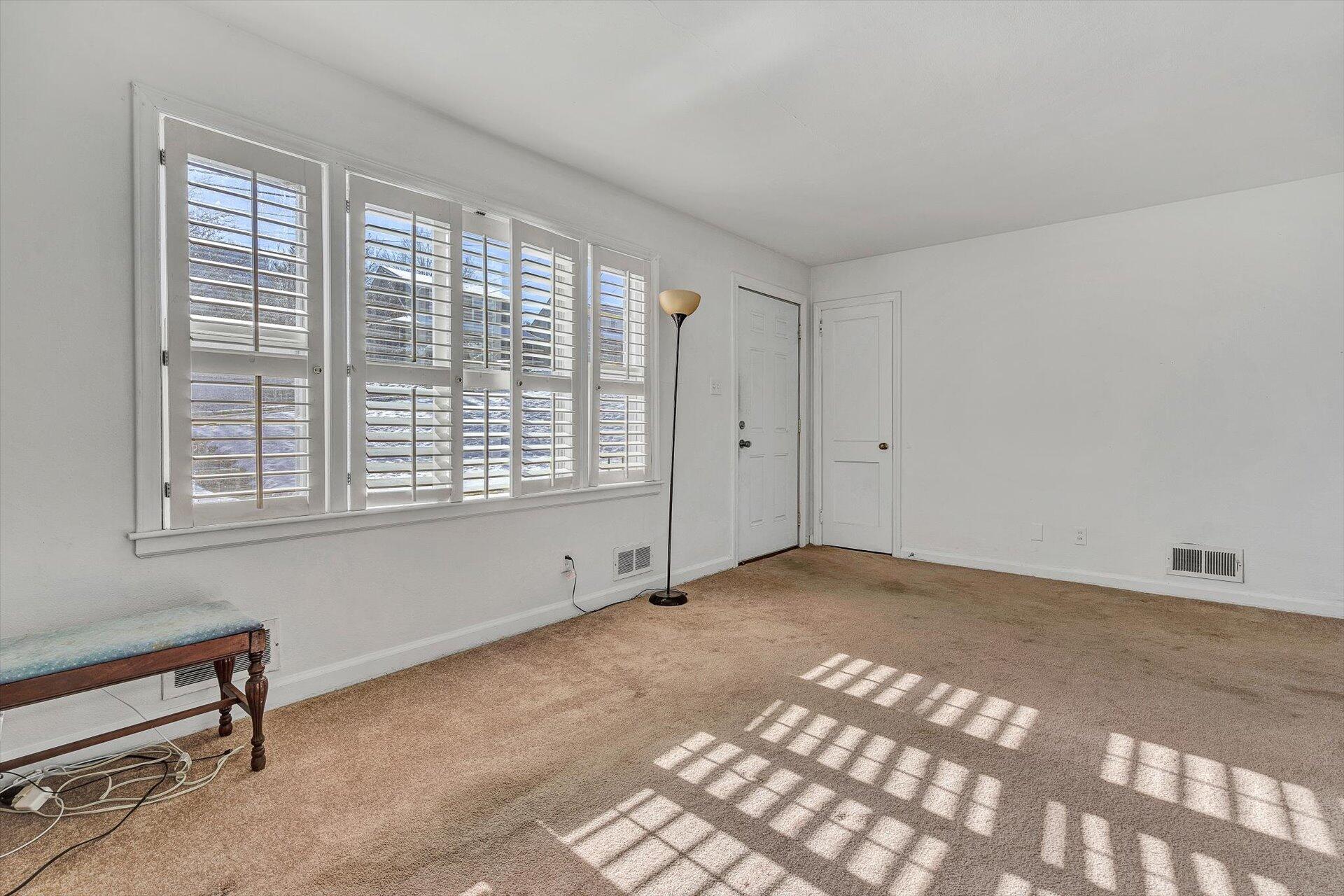 2411 Tillett Road Southwest Roanoke, VA 24015 - Photo 4 of 26 04-010420220002