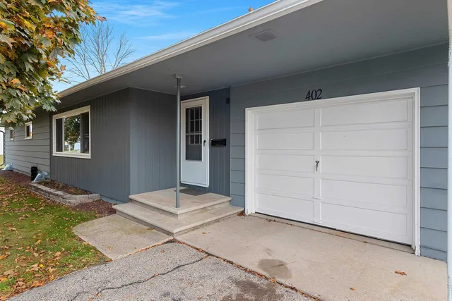 $224,900 | 402 Farnsworth Avenue, Oconto, WI 54153