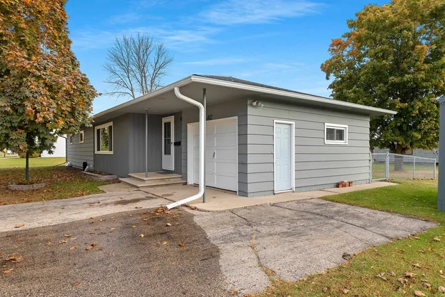 $224,900 | 402 Farnsworth Avenue, Oconto, WI 54153