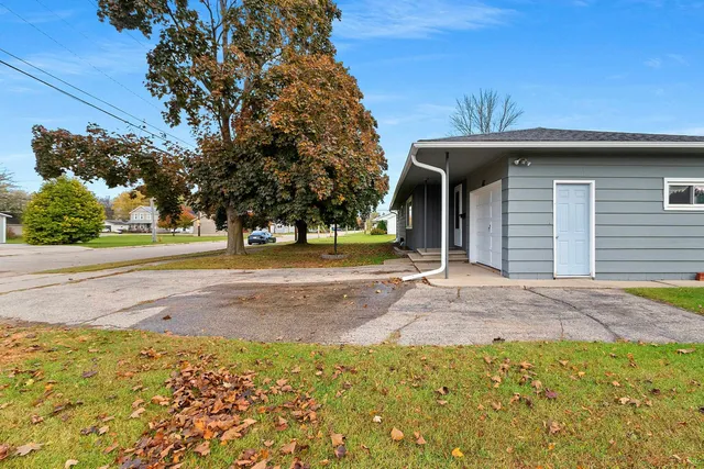 $224,900 | 402 Farnsworth Avenue, Oconto, WI 54153