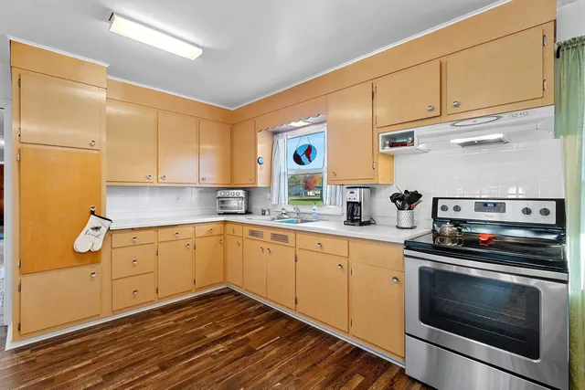 $224,900 | 402 Farnsworth Avenue, Oconto, WI 54153