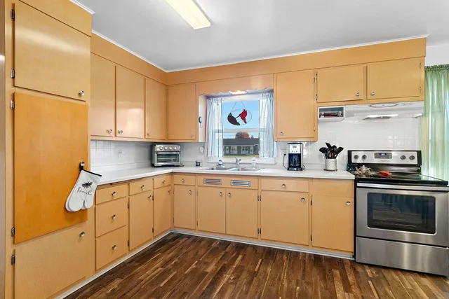 $224,900 | 402 Farnsworth Avenue, Oconto, WI 54153