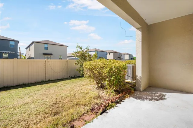 a view of a backyard