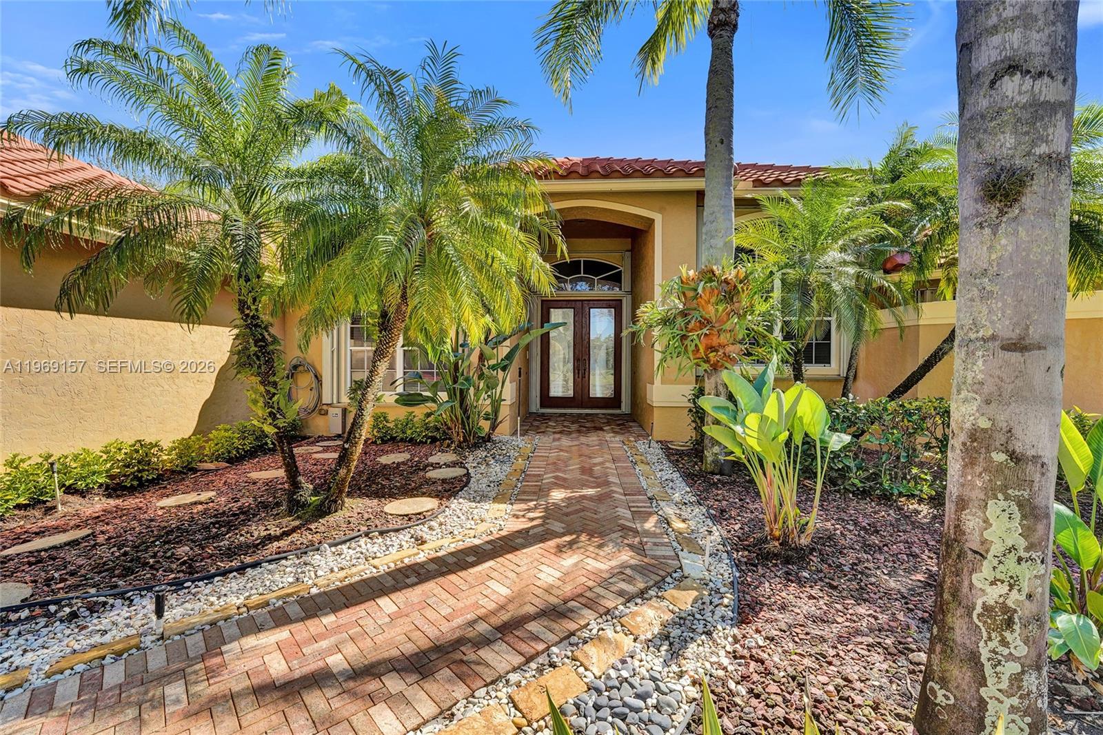 3280 Huntington Weston, FL 33332 - Photo 7 of 64 Walkway to the entry door