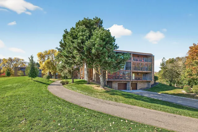 $179,900 | 35 Nathan Lane North, Unit 223, Plymouth, MN 55441