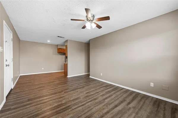 $1,550 | 319 Southeast 3rd Street, Unit 104, Grand Prairie, TX 75051