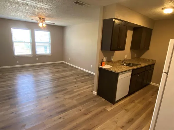 $1,550 | 319 Southeast 3rd Street, Unit 104, Grand Prairie, TX 75051