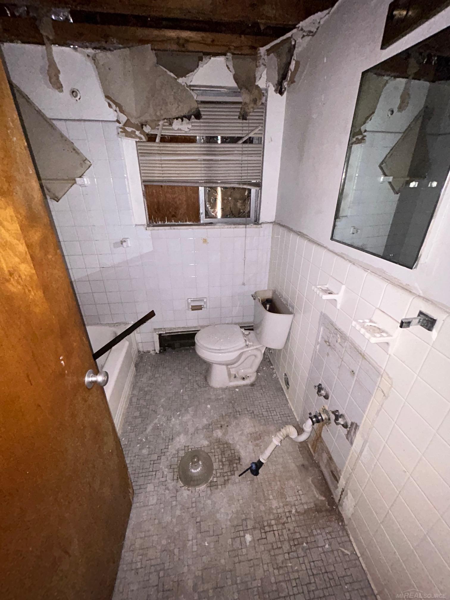 16660 Greenfield Road Detroit, MI 48235 - Photo 8 of 22 50175094-9dddb4b2-d186-43c6-a6e5-6f63103ea94f.JPG