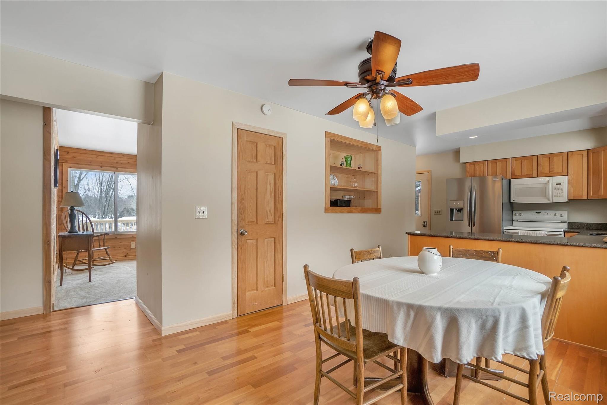 1084 Darwin Road Pinckney, MI 48169 - Photo 5 of 36 Kitchen With Eat-In-Dining