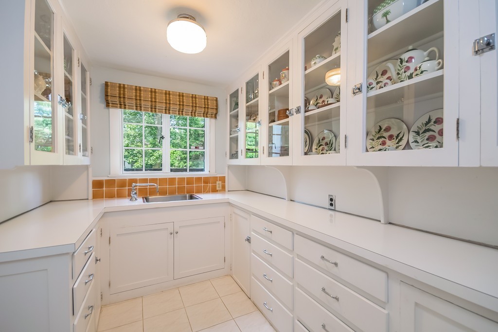 154 Colony Road Longmeadow, MA 01106 - Photo 8 of 29 Gallery Image 8