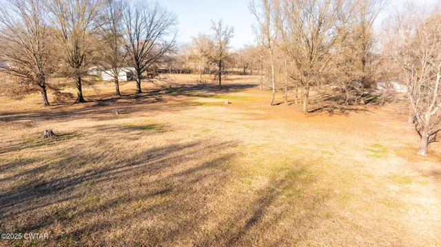 a view of a yard with a house