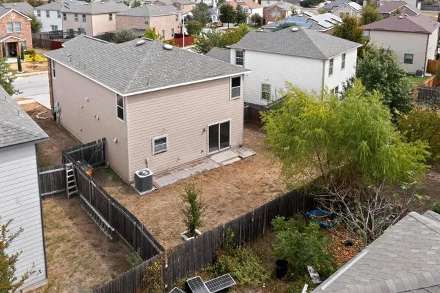 a view of a house with backyard