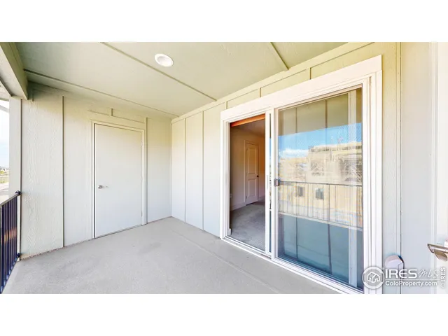 a black and white photo of a living room