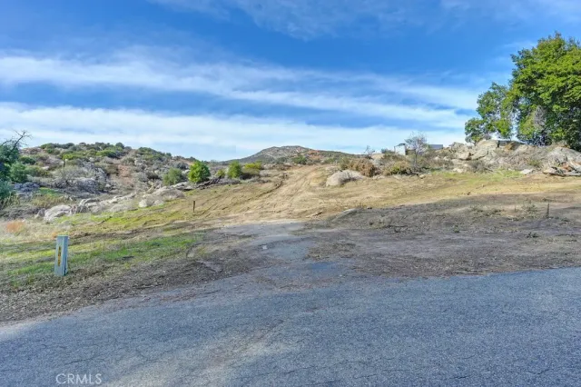 a view of a yard with an empty space